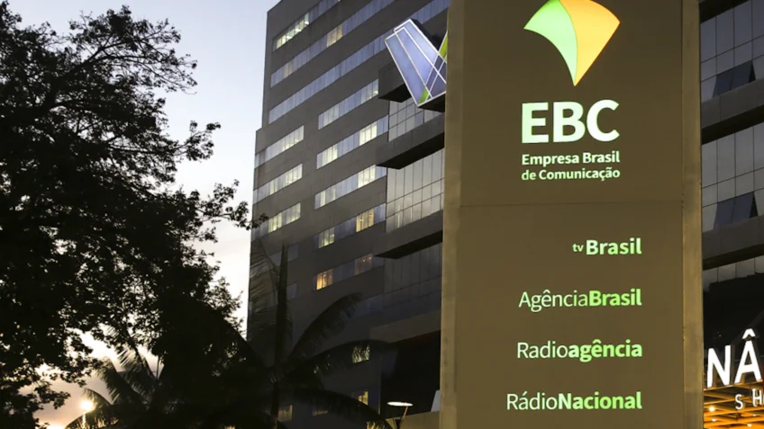 Fachada EBC noite